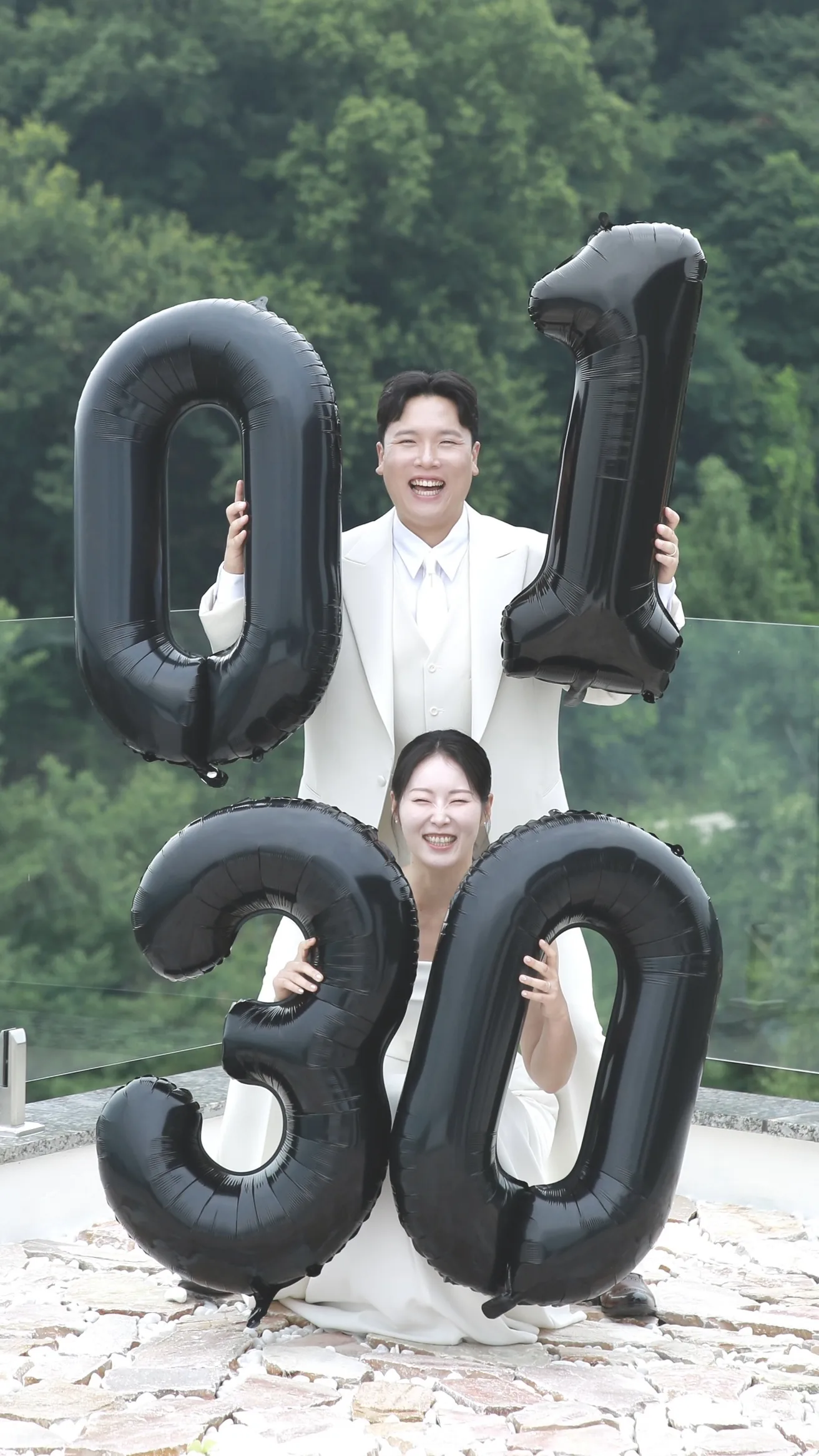 ‘01’과 ‘30’ 숫자 풍선을 든 신랑 이상윤과 신부 김민지가 활짝 웃고 있다